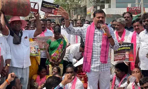 సామాన్యుడి నడ్డి విరుస్తున్న కేంద్ర ప్రభుత్వం: ఎమ్మెల్యే బీరం హర్షవర్ధన్ రెడ్డి