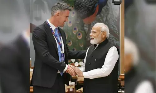 ప్రధాని మోదీని కలిసిన ఇంగ్లండ్ మాజీ క్రికెటర్..