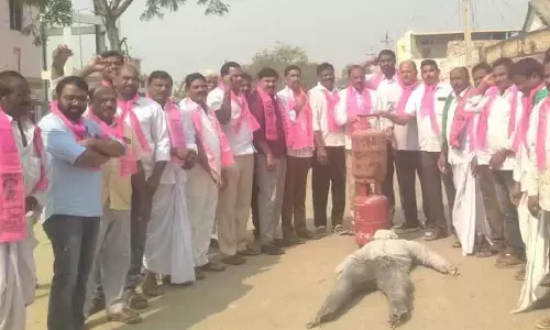 పెంచిన గ్యాస్ సిలిండర్ ధరలు తగ్గించండి..