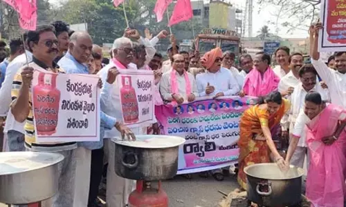 గుదిబండలా గ్యాస్ సిలిండర్ : ఎమ్మెల్యే నాగేశ్వరరావు ఆగ్రహం