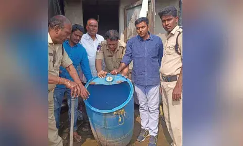 గుడుంబా స్థావరాలపై ఎక్సైజ్ దాడులు..