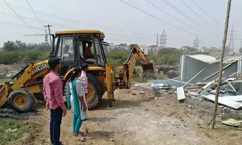 ప్రభుత్వ భూముల్లోని అక్రమ నిర్మాణాల కూల్చివేత..
