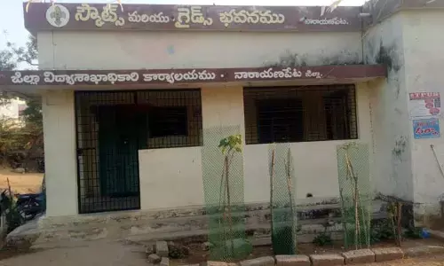 డీఈఓ కార్యాలయంలో ఆయనే కింగ్ మేకర్..! ఒక్కోపనికి ఒక్కో రేటు..పైసలిస్తేనే ఫైల్ ముందుకు..