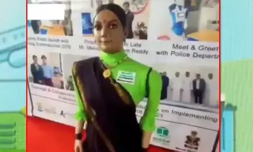 ఓ మంచి కాఫీలాంటి అమ్మాయి ఈ రోబో సీత...
