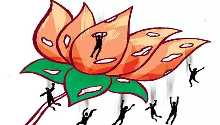 నియోజకవర్గంలో పడిపోతున్న బీజేపీ గ్రాఫ్.. ఆ నలుగురే కారణమా? నియోజకవర్గంలో పడిపోతున్న బీజేపీ గ్రాఫ్.. ఆ నలుగురే కారణమా?