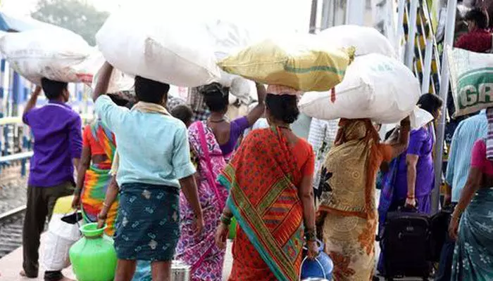 ఆగని వలసల పర్వం.. ఖాళీగా దర్శనమిస్తున్న గ్రామాలు ఆగని వలసల పర్వం.. ఖాళీగా దర్శనమిస్తున్న గ్రామాలు