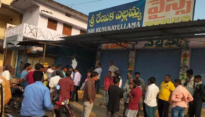 మద్యం మత్తులో దారుణం.. అర్థరాత్రి మైనర్ బాలుడు హత్య మద్యం మత్తులో దారుణం.. అర్థరాత్రి మైనర్ బాలుడు హత్య