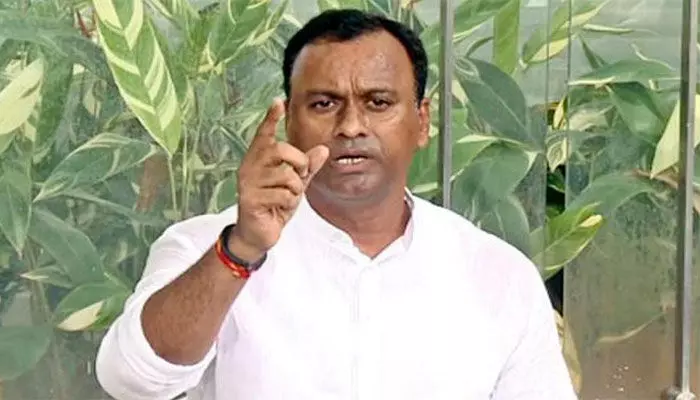 ‘‘రేవంత్ రెడ్డి ఓ బ్లాక్ మెయిలర్.. బెదిరించి దోచుకోవడమే అతని పని’’ ‘‘రేవంత్ రెడ్డి ఓ బ్లాక్ మెయిలర్.. బెదిరించి దోచుకోవడమే అతని పని’’