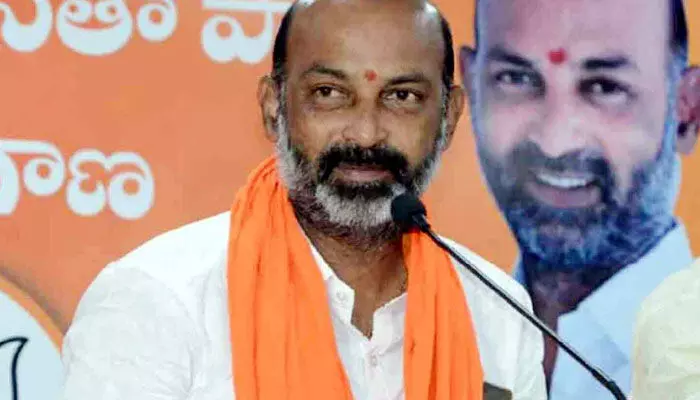 మహిళలపై అత్యాచారాలను నిరసిస్తూ బండి సంజయ్ దీక్ష మహిళలపై అత్యాచారాలను నిరసిస్తూ బండి సంజయ్ దీక్ష