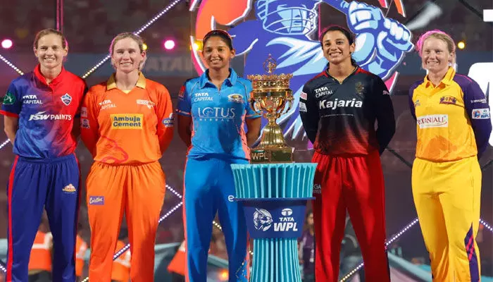 WPL ట్రోఫీని ఆవిష్కరించిన కెప్టెన్లు (వీడియో) WPL ట్రోఫీని ఆవిష్కరించిన కెప్టెన్లు (వీడియో)