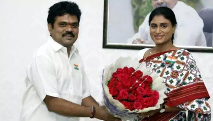 సరూర్నగర్ వైఎస్సార్టీపీ డివిజన్ ప్రెసిడెంట్గా గోపాలకృష్ణ సరూర్నగర్ వైఎస్సార్టీపీ డివిజన్ ప్రెసిడెంట్గా గోపాలకృష్ణ