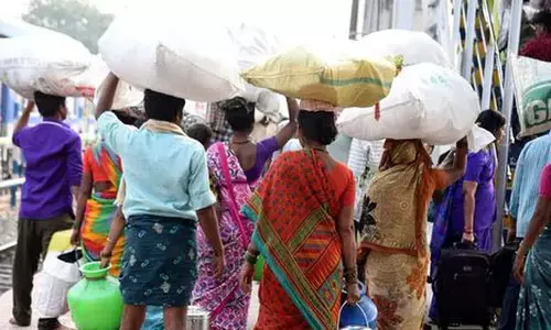 ఆగని వలసల పర్వం..  ఖాళీగా దర్శనమిస్తున్న గ్రామాలు