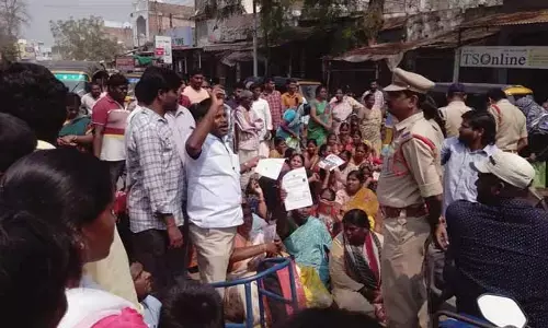 వికలాంగుల రాస్తారోకో... పెండ్లికాని వాళ్లకు సైతం కేటాయించారని ఆగ్రహం