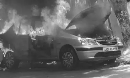 హైదరాబాద్‌లో రోడ్డుపై వెళ్తున్న కారు దగ్ధం