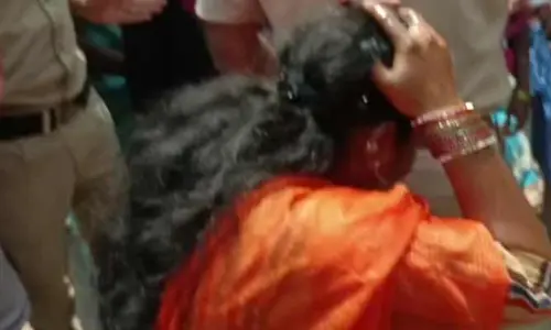 డబుల్ బెడ్ రూం ఇళ్లు రాలేదని మహిళ ఆత్మహత్యాయత్నం (Video)