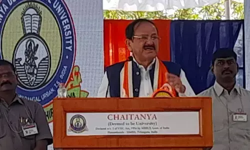 యువత రాజకీయాల్లోకి రావాలి : వెంకయ్య నాయుడు