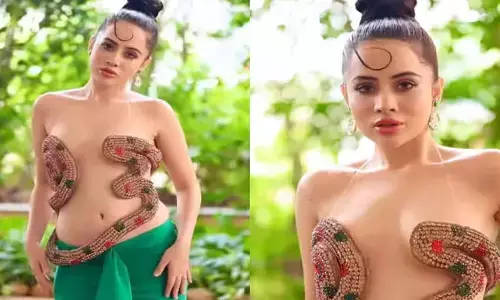 పామునే డ్రెస్‌గా వాడేస్తుంది..