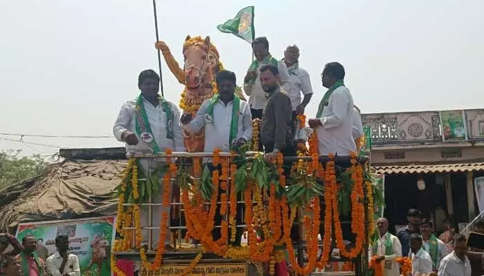 సర్వాయి పాపన్న అందరికీ ఆదర్శప్రాయుడు సర్వాయి పాపన్న అందరికీ ఆదర్శప్రాయుడు