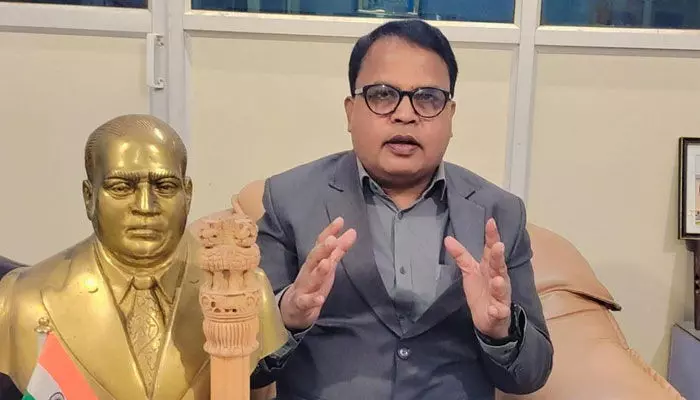 లిక్కర్ స్కామ్ పక్కదారి పట్టించేందుకు కవిత కొత్త గేమ్: ప్రొ. గాలి వినోద్ లిక్కర్ స్కామ్ పక్కదారి పట్టించేందుకు కవిత కొత్త గేమ్: ప్రొ. గాలి వినోద్