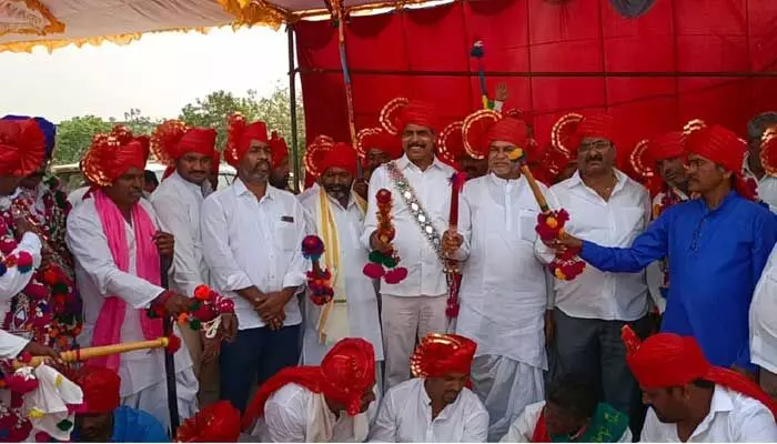 గిరిజన నృత్యంలో పాలుపంచుకున్న ఎమ్మెల్యే.. గిరిజన నృత్యంలో పాలుపంచుకున్న ఎమ్మెల్యే..