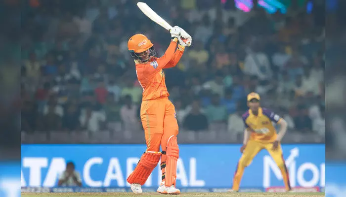 చివరి ఓవర్లో చితక్కొట్టిన గుజరాత్ జెయింట్స్.. యూపీ వారియర్స్ టార్గెట్ ఎంతంటే..? చివరి ఓవర్లో చితక్కొట్టిన గుజరాత్ జెయింట్స్.. యూపీ వారియర్స్ టార్గెట్ ఎంతంటే..?