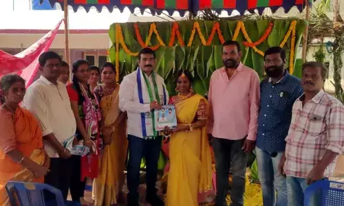 MLC Election Campaign: మా అభ్యర్థికి ఓటు వేయండి..  వధూవరులకు వైసీపీ విజ్ఞప్తి