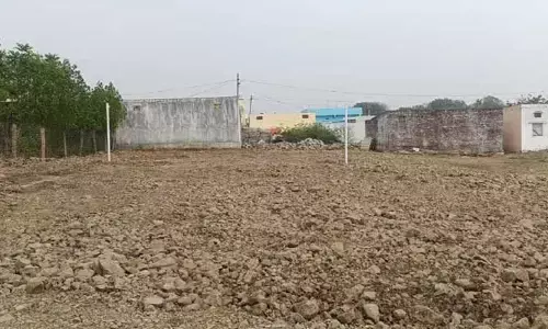 అసంపూర్తిగా క్రీడా ప్రాంగణం పనులు..