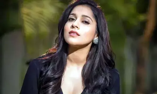 మేకప్ వేసుకుంటూ కన్ను కొట్టి ముద్దు పెట్టిన రష్మి.. వీడియో వైరల్