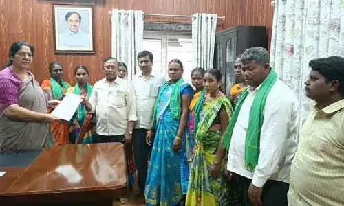 కోయపోచగూడా సాగు భూములకు హక్కు పత్రాలివ్వాలి