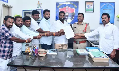 ఫ్లాష్: MP కోమటిరెడ్డిపై పోలీసులకు ఫిర్యాదు చేసిన చెరుకు సుహాస్