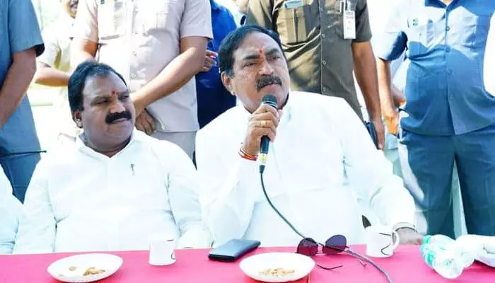 ఏనుగల్కు రానున్న కేటీఆర్.. ఏర్పాట్లను పరిశీలించిన మంత్రి ఎర్రబెల్లి దయాకర్ రావు ఏనుగల్కు రానున్న కేటీఆర్.. ఏర్పాట్లను పరిశీలించిన మంత్రి ఎర్రబెల్లి దయాకర్ రావు