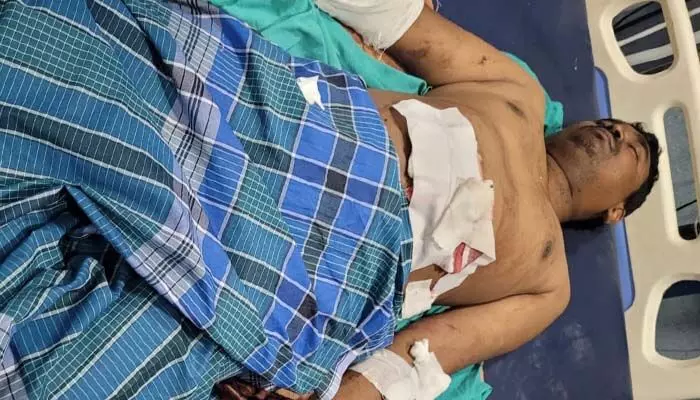 తీవ్ర గాయాల్లో దుగ్గొండి వాసి.. మెరుగైన వైద్యం కోసం ఎదురు చూపు తీవ్ర గాయాల్లో దుగ్గొండి వాసి.. మెరుగైన వైద్యం కోసం ఎదురు చూపు