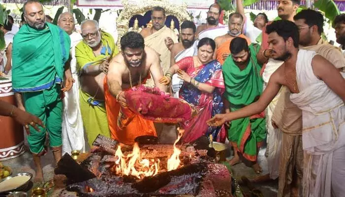 Vijayawada Temple: వైభవంగా శత చండీ సహిత మహారుద్రయాగం Vijayawada Temple: వైభవంగా శత చండీ సహిత మహారుద్రయాగం