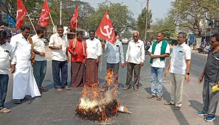 రైతు కులాన్ని నమోదు చేయడం అనాగరిక చర్య.. తెలంగాణ రైతు సంఘం ఆధ్వర్యంలో నిరసన రైతు కులాన్ని నమోదు చేయడం అనాగరిక చర్య.. తెలంగాణ రైతు సంఘం ఆధ్వర్యంలో నిరసన