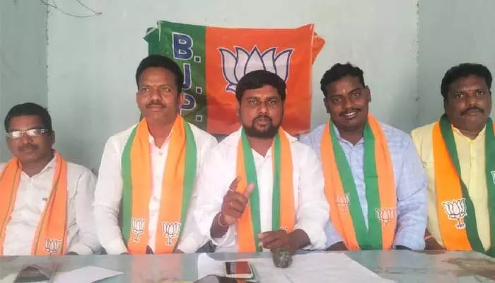 మంత్రి ఇంద్రకరణ్ రెడ్డి కబ్జాల పై చర్చకు సిద్దం.. మంత్రి ఇంద్రకరణ్ రెడ్డి కబ్జాల పై చర్చకు సిద్దం..