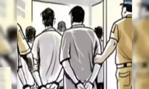 సివిల్ డ్రెస్‌లో ఉన్న హోంగార్డును చితకబాదిన యువకులు