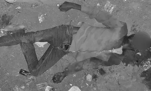 కల్లుబట్టిలో మద్యం తాగిన ఇద్దరు వ్యక్తులు.. అంతలోనే..