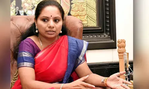కవిత వాచ్‌కి ఉన్న విలువ మనుషుల ప్రాణాలకు లేదా? (వీడియో)
