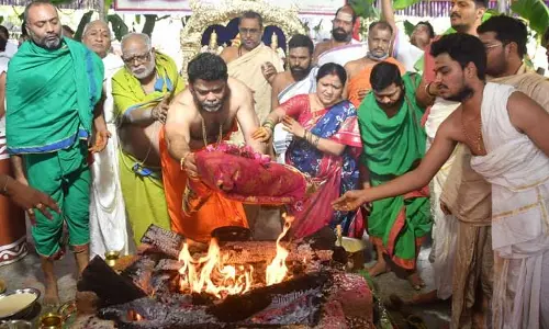 Vijayawada Temple: వైభవంగా శత చండీ సహిత మహారుద్రయాగం