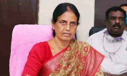 వారంలోగా విద్యార్థులకు యూనిఫాం ఇవ్వాలి.. విద్యాశాఖ మంత్రి సబిత