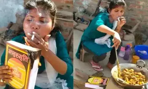 ‘మనుస్మృతి’తో సిగరెట్ వెలిగించుకున్న యువతి