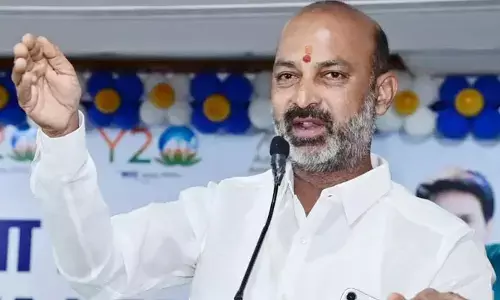 కవితను కాపాడుకోడానికే కేసీఆర్ విశ్వ ప్రయత్నాలు: బండి సంజయ్