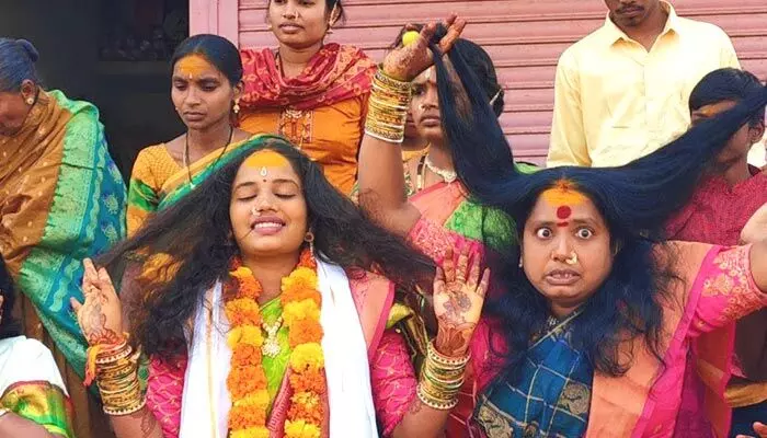 Poonakalu: పూనకాలు నిజమేనా? దేవుడు నిజంగానే శరీరంలోకి వస్తాడా? Poonakalu: పూనకాలు నిజమేనా? దేవుడు నిజంగానే శరీరంలోకి వస్తాడా?
