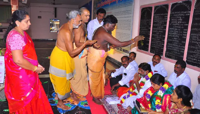 వేణుగోపాల స్వామి బ్రహ్మోత్సవాలు : పాల్గొన్న భట్టి విక్రమార్క దంపతులు వేణుగోపాల స్వామి బ్రహ్మోత్సవాలు : పాల్గొన్న భట్టి విక్రమార్క దంపతులు