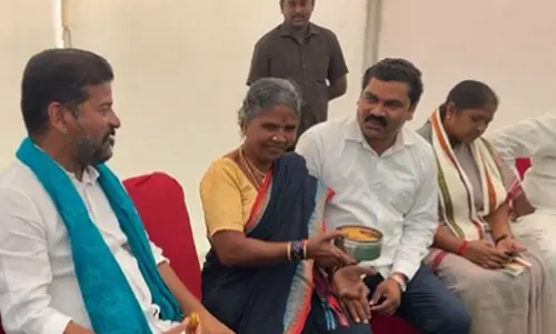 మిర్చి బజ్జీతో రేవంత్ కడుపు నింపిన గంగవ్వ.. కన్నతల్లి గుర్తుకు వచ్చిందంటూ TPCC చీఫ్ ఎమోషనల్