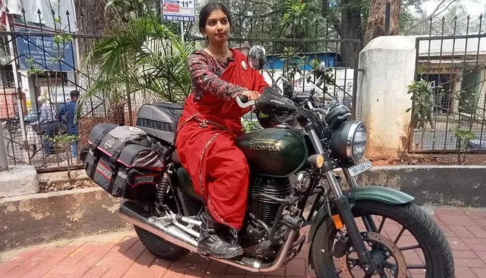 చీర కట్టుతో బైక్ పై ప్రపంచాన్ని చుట్టేయనున్న మహిళా.. చీర కట్టుతో బైక్ పై ప్రపంచాన్ని చుట్టేయనున్న మహిళా..
