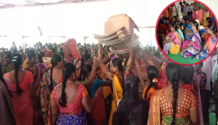 మహిళా దినోత్సవం రోజే మహిళలకు అవమానం.. కుర్చీల కోసం కొట్లాట మహిళా దినోత్సవం రోజే మహిళలకు అవమానం.. కుర్చీల కోసం కొట్లాట