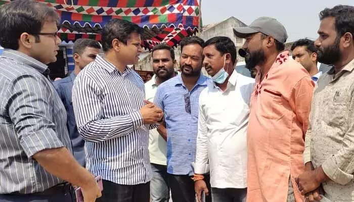 జర్నలిస్టులకు సహకరిస్తా: కలెక్టర్ కృష్ణ ఆదిత్య.. జర్నలిస్టులకు సహకరిస్తా: కలెక్టర్ కృష్ణ ఆదిత్య..