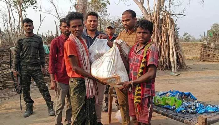 గిరిజనులకు నిత్యావసర సరుకులు పంపిణీ