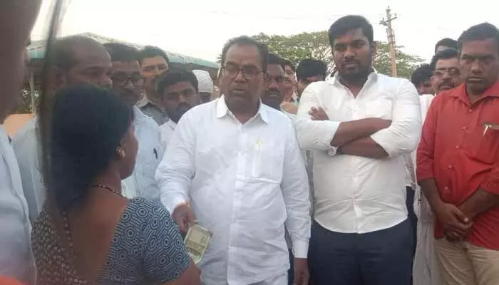 విద్యార్థిని నికిత మృతి సంఘటనను సీఎం దృష్టికి తీసుకెళ్తా: ఎంపీ రాములు విద్యార్థిని నికిత మృతి సంఘటనను సీఎం దృష్టికి తీసుకెళ్తా: ఎంపీ రాములు